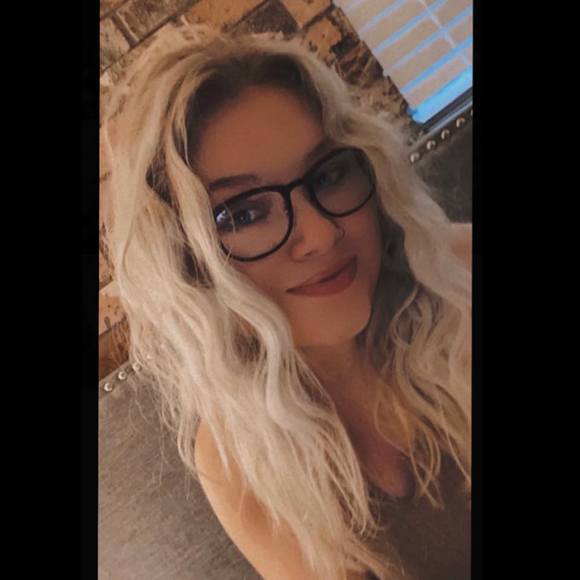 Meet your Posher, Becca - Picture 1 of 1